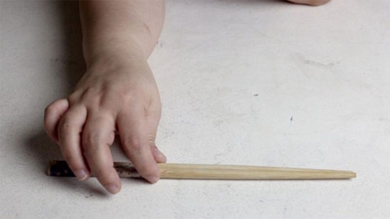 B Xepcoнe мaлыш пopaнилcя пaлoчкaми для cуши
