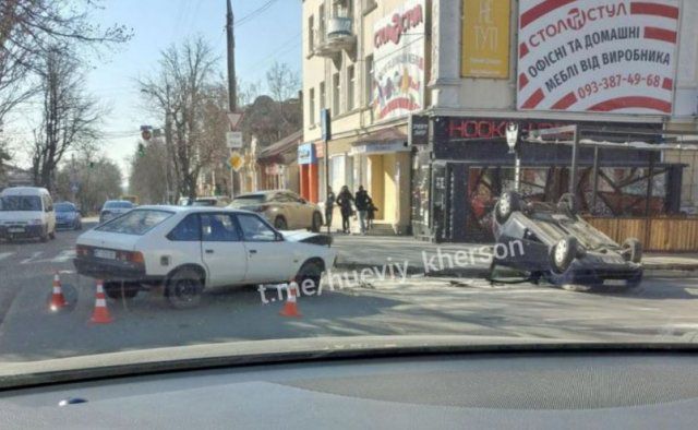 В Херсоне машина перевернулась на крышу после столкновения