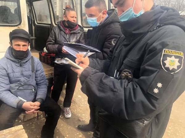 В Херсоне разогнали торговцев, которые расположились на зеленой зоне и проезжей части