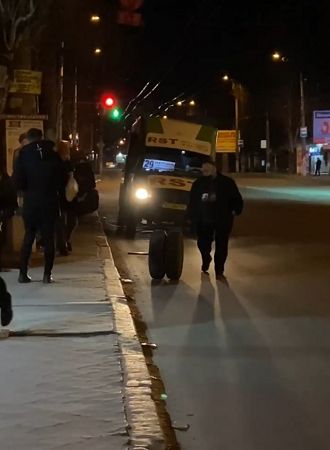 В Херсоне маршрутка «потеряла» колеса с полуосью
