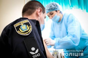 Поліцейські Херсонщини та члени їх родин розпочали вакцинацію від COVID-19