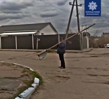 Патрульні затримали херсонця з дорожнім знаком