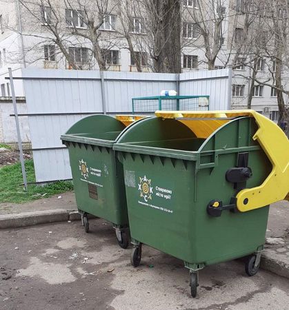 У херсонского ОСМД украли мусорные баки, которые прослужили чуть больше месяца