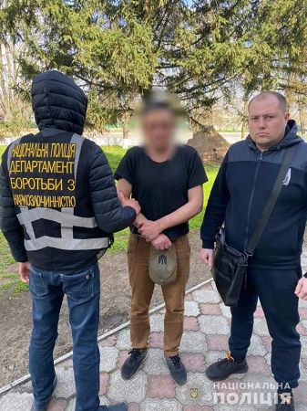 На Херсонщине полицейские задержали мужчину, который совершил разбой в Ровенской области и скрывался от правосудия