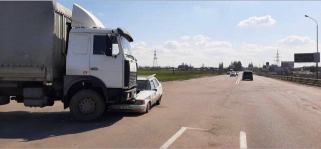 Легковушка "поднырнула" под большегруз под Херсоном