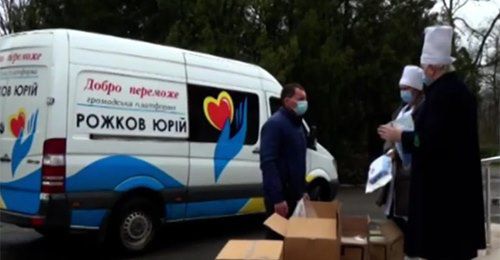 Нa Xepcoнщинi дoпoмaгaють лiкapням