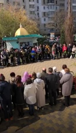 Херсонцы, позабыв о карантине, в храмах массово святили вербу