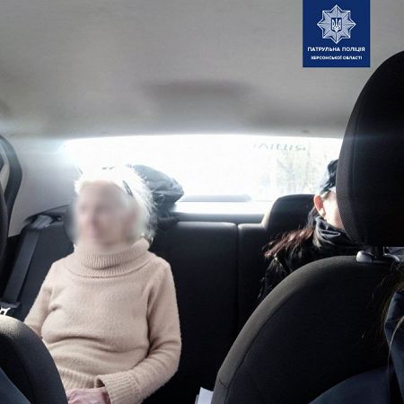 Херсонские патрульные помогли потерявшейся пенсионерке попасть домой