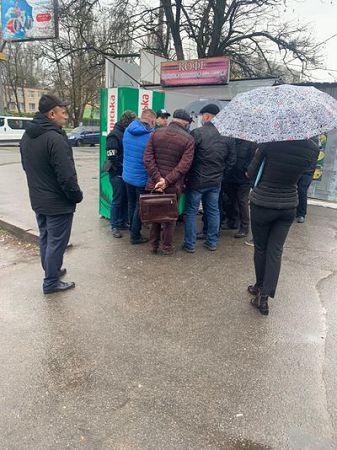 Посадовця міграційної служби затримали за вимагання хабаря