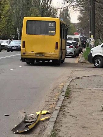 У Херсоні маршрутка вилетіла на зупинку і збила дівчину