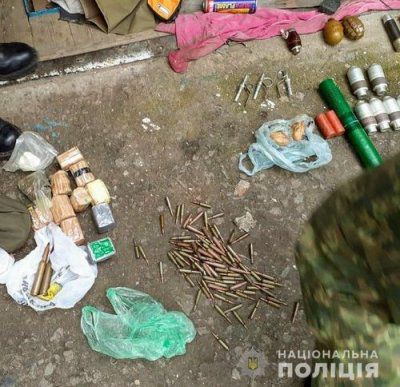 Оперативники вилучили арсенал військових засобів ураження в будинку жителя Скадовська