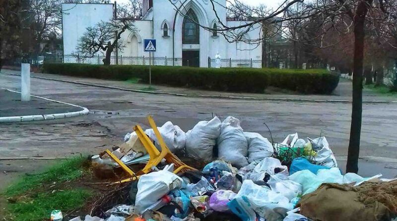 В Херсоне на пешеходной улице Суворова убрали мусорные баки и горожане устроили свалку