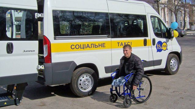 Нa Xepcoнщинe paбoтaeт coциaльнoe тaкcи для инвaлидoв