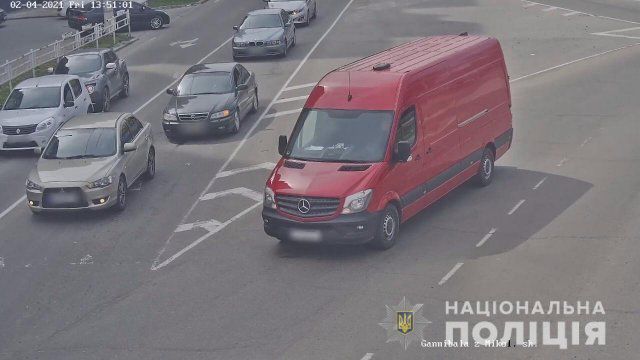 С помощью программы «Безопасный город» полицейские оперативно разыскали угнанный в Херсоне фургон
