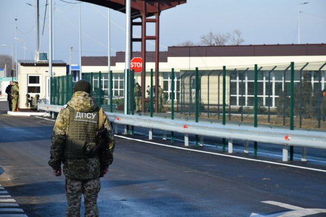 «Заехали в Крым по Керченскому мосту»: украинские пограничники за сутки оштрафовали 12 человек на админгранице