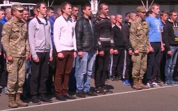 В Украине стартовал призыв в ВСУ: сколько ребят пойдут защищать Родину