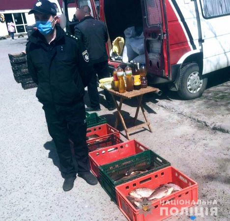 В Олешках участковые боролись с уличной торговлей