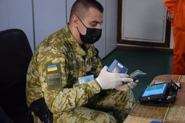 Херсонские пограничники не пропустили в Украину россиян, которые незаконно посещали оккупированный Крым