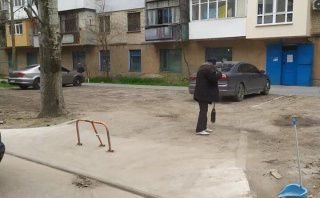 В Херсоне предприниматели жалуются на жильцов многоэтажек — те захватили автопарковки