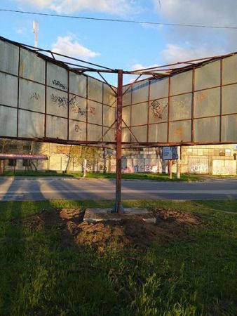 Херсонцы удивляются новым металлическим конструкциям для рекламы