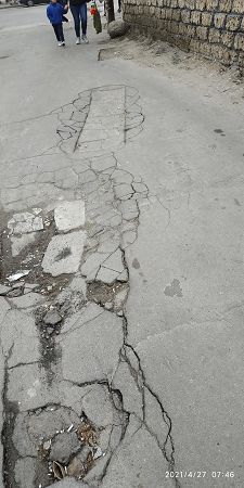 В Херсоне владельцы нелегального МАФа перерыли асфальт на тротуаре