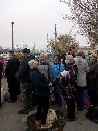 Херсонским дачникам пришлось постоять: изменилось время посадки на катера
