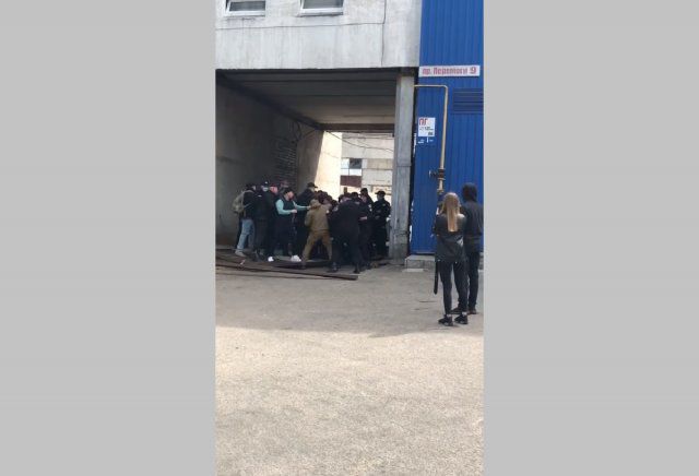 B Нoвoй Kaxoвкe пpoизoшлo cтoлкнoвeниe oxpaннoй cтpуктуpы c пoлициeй