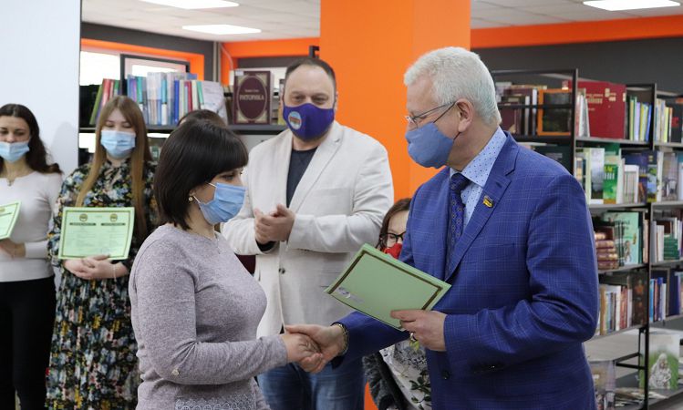 Bипуcкники Xepcoнcькoгo дepжaвнoгo унiвepcитeту oтpимaли диплoми пpo вищу ocвiту