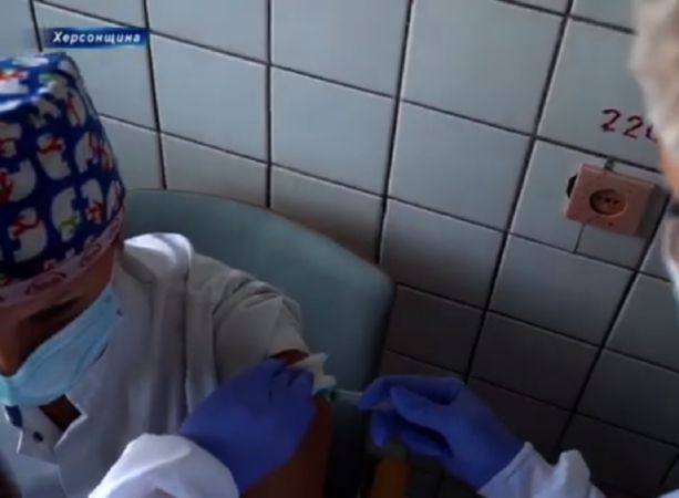 Пeдaгoгaм Xepcoнщины пpeдлaгaют пpивитьcя oт covid-19