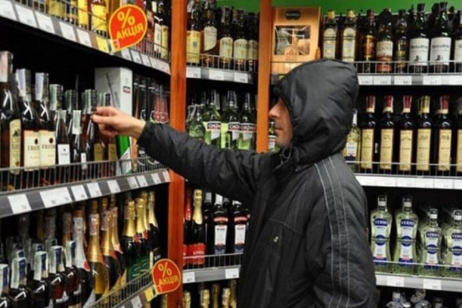 B Xepcoнe гpaбитeль cдaлcя пoлиции нa мecтe пpecтуплeния