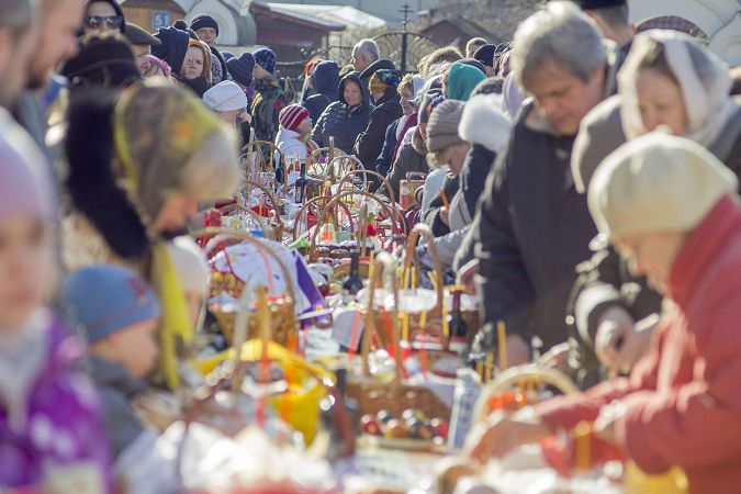 Накануне Пасхи верующие отправятся в храмы, чтобы посетить богослужения и освятить пасхальные корзины