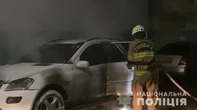 Пожежник гасить авто