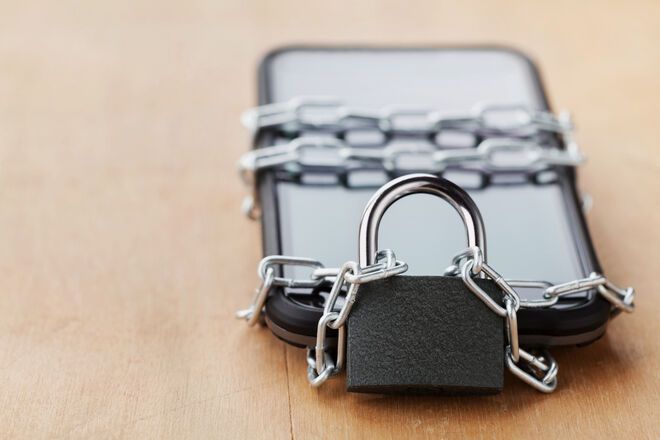 Был смартфон – стал металлолом: в Украине вернулись к идее создания "черных списков" телефонов