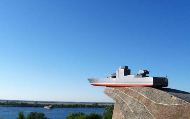 Знаменитый пляж в Херсоне утопает в мусоре
