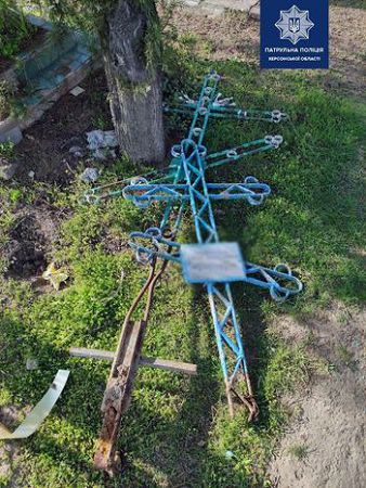 На Херсонщині хрести з могил здають на металобрухт