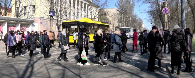 Работники херсонского рынка не вняли карантинным запретам и снова торгуют