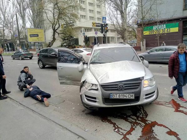 Появилось видео утреннего ДТП с переворотом авто в центре Херсона