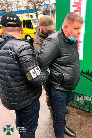 В Херсоне на взятке задержан сотрудник миграционной службы