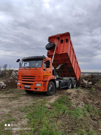 Херсонцы полгода ждали, когда застройщик вывезет мусор с их улицы