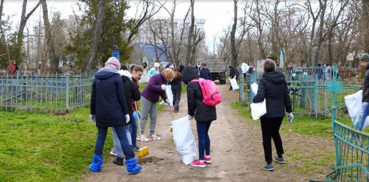 Херсонцы провели субботник на мемориальном кладбище