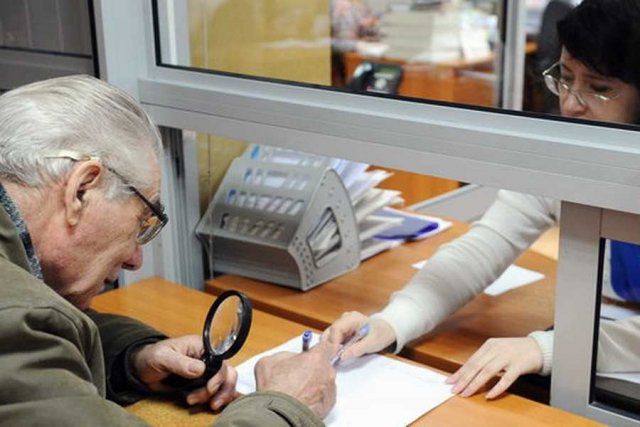 До 1 сентября пенсионеры могут самостоятельно выбрать один из более 40 банков, через который будут получать выплаты, - замглавы Минсоцполитики Музыченко