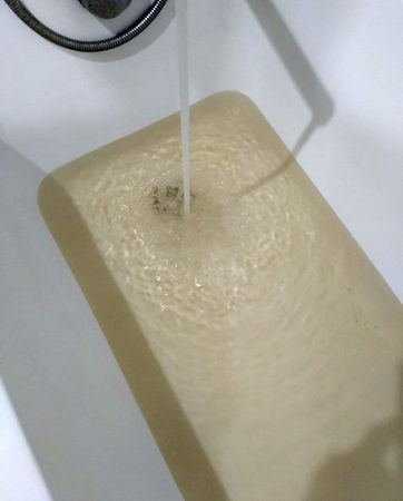 Набрали водички: у херсонцев из крана бежит коричневая вода
