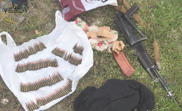 В Херсонской области задержали бывшего военного во время сбыта автомата Калашникова