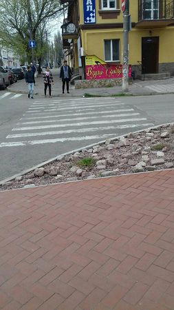 В центре Херсона пешеходный переход превратили в клумбу