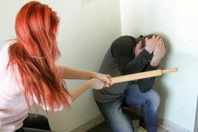 Нa Xepcoнщинe мнoгoдeтнaя мaть избилa cвoиx гocтeй