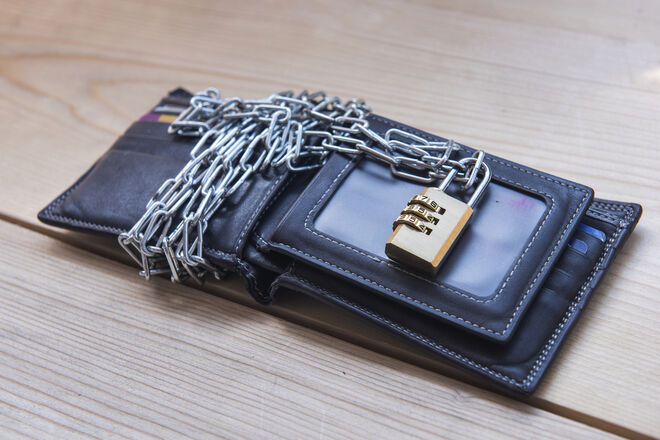 Банки без спросу списывают долги по коммуналке со счетов клиентов: деньги лучше держать дома