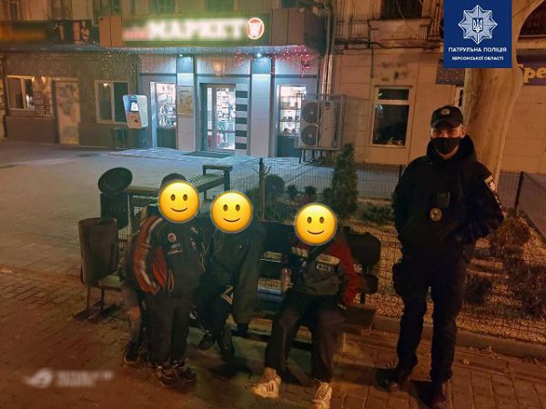В Херсоне полицейские ночью встретили компанию школьников. Оправдываться пришлось родителям
