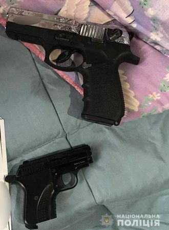 Полицейские изъяли два пистолета и наркотики у жителя Берислава