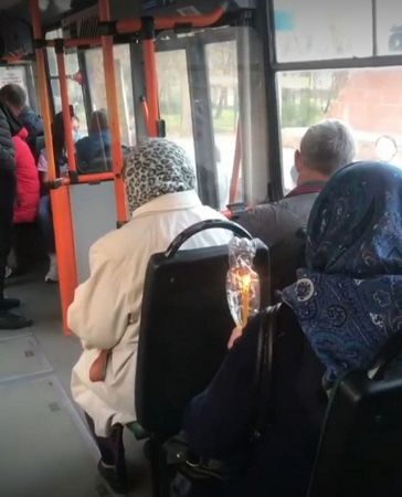 В Херсоне кондуктор троллейбуса не разрешила ехать бабулечкам с горящим свечами