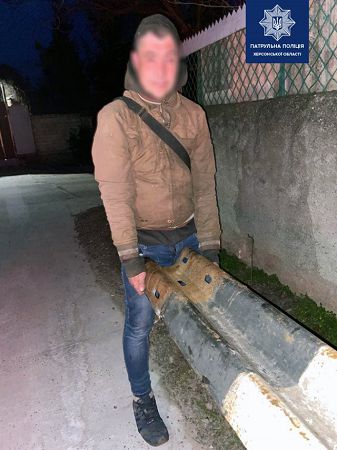 Патрульные задержали двух херсонцев, которые несли украденный отбойник